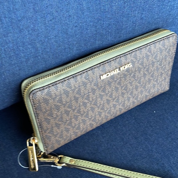 Michael Kors Jet Set Travel Large Travel CONTINENTAL 
Light Sage - Picture 3 of 16